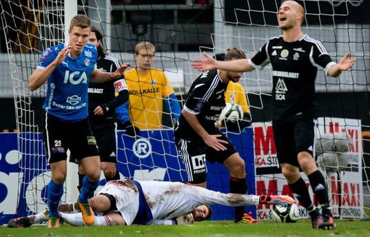 Oscar Berglund, målvakt, GIF Sundsvall grinar illa