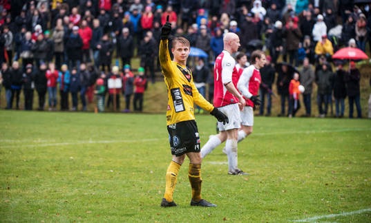 Simon Hedlund, Elfsborg, kollar på domaren för att