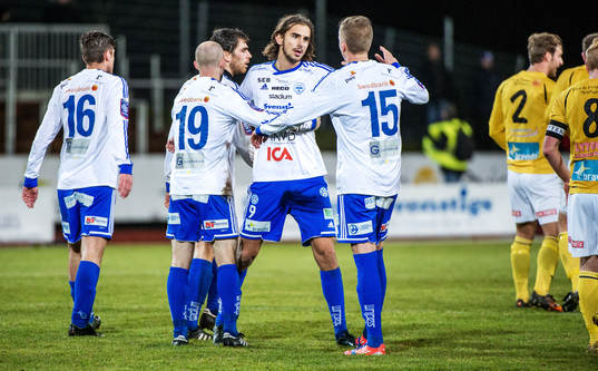 Vladica Zlojutro, Värnamo, gratuleras av sina lagkamrater