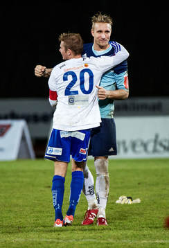 Bill Halvorsen, målvakt, kramar om Freddy Winst, Värnamo