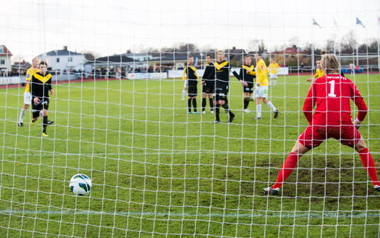 Falkenberg gör 2-1 bakom Jacob Rinne, målvakt BK Forward