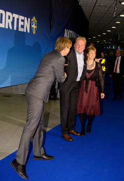 Tony Gustavsson hälsar på Jörgen Lennartsson, tränare