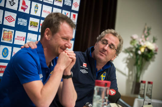 Erik Hamrén, förbundskapten klappar om Hans Hultman,