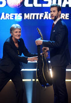 Pia Sundhage, förbundskapten får en gitarr av Pär