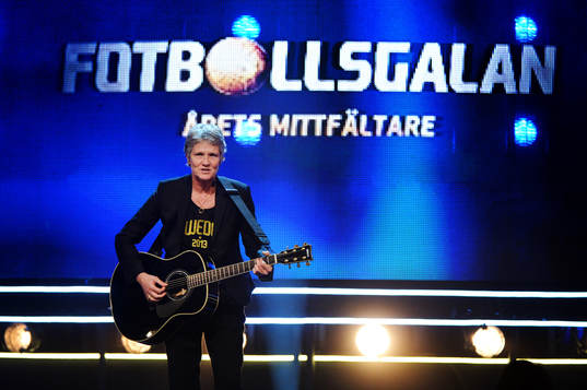 Pia Sundhage, förbundskapten gör succé med ett gitarr