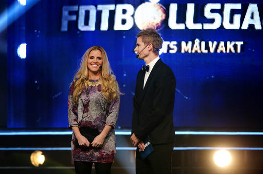 Lisa Miskowsky och Niclas Alexandersson delar ut pris till