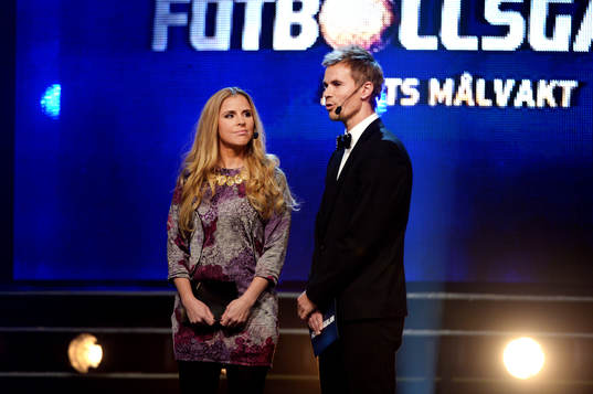Lisa Miskowsky och Niclas Alexandersson delar ut pris till