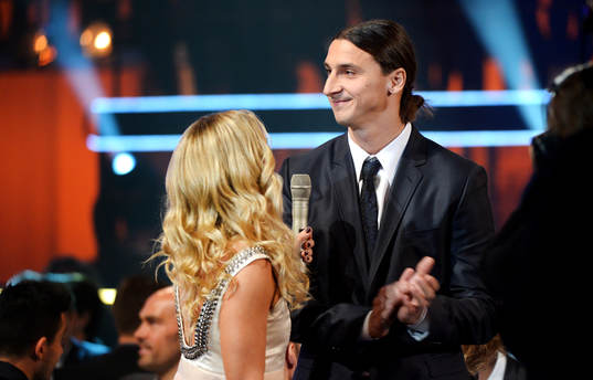 Anna Brolin och Zlatan Ibrahimovic talar om årets mål och