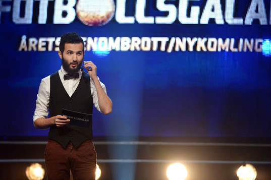 Soran Ismail, delar ut pris till årets nykomling
