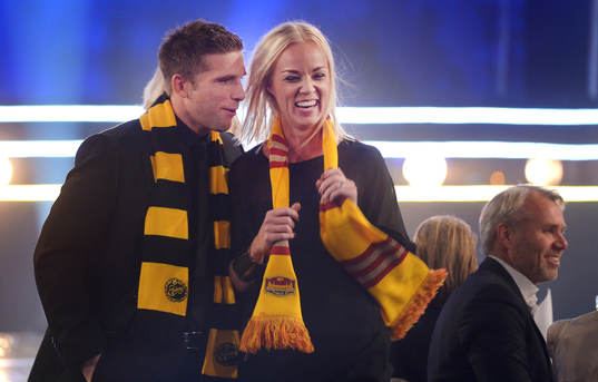 Anders Svensson viskar något roligt till Caroline Seger
