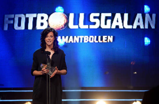 Tina Nordlund och Anja Gatu delar ut Diamantbollen som