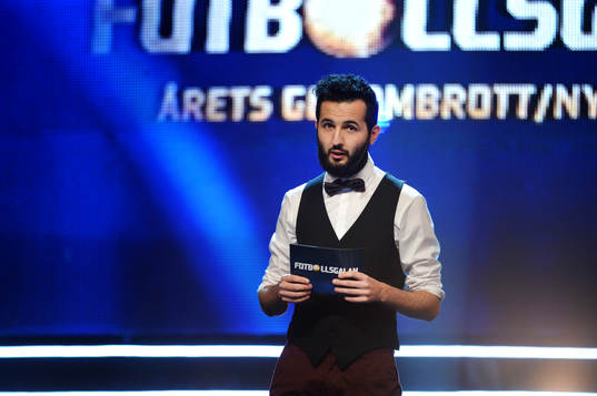 Zoran Ismail, delar ut pris till årets nykomling