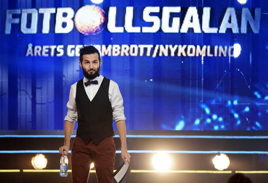 Zoran Ismail, delar ut pris till årets nykomling