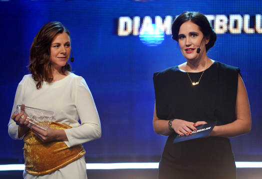 Tina Nordlund och Anja Gatu delar ut Diamantbollen som
