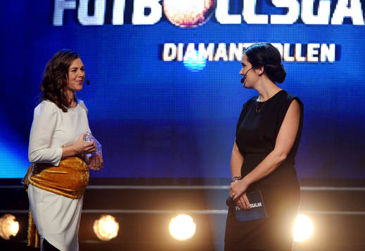 Tina Nordlund och Anja Gatu delar ut Diamantbollen som