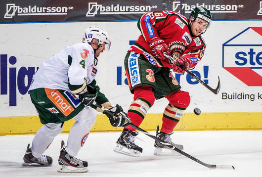 Fabian Brunnström, Frölunda, passar pucken