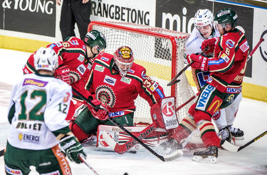 Anders Bastiansen, Färjestad, försöker peta in pucken