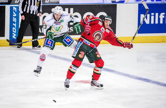 Anton Grundel, Färjestad, tacklar Magnus Kahnberg,