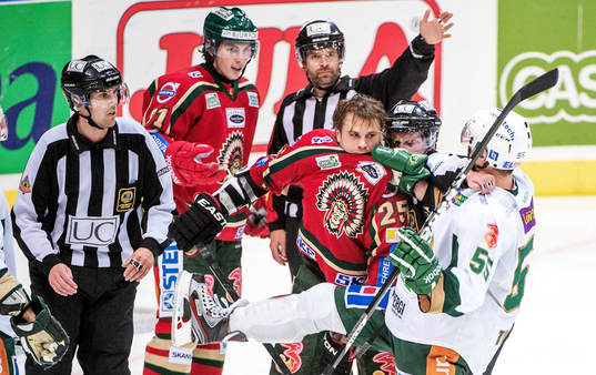 Ole-Kristian Tollefsen, Färjestad, drar tag i Viktor