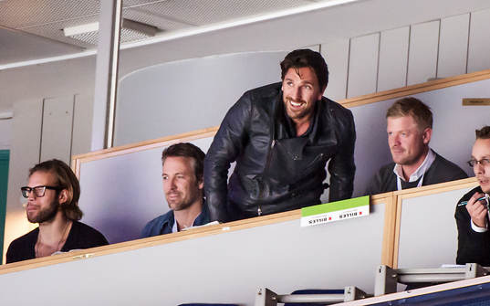 En glad Henrik Lundqvist, ser matchen från läktaren