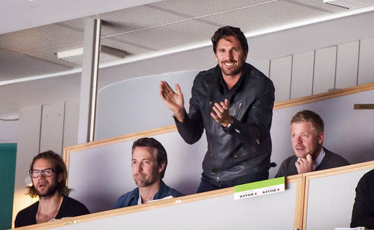 En glad Henrik Lundqvist, jobbar igång publiken från