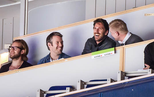 En glad Henrik Lundqvist, ser matchen från läktaren