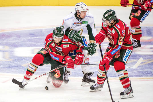 Doug Lynch, Frölunda, tacklas av Marius Holtet, Färjestad