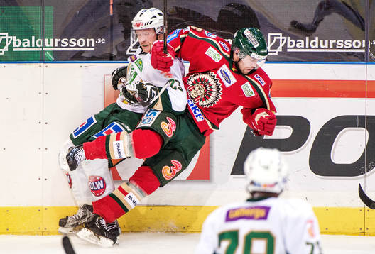 Dick Axelsson, Frölunda, tacklas omkull av Martin