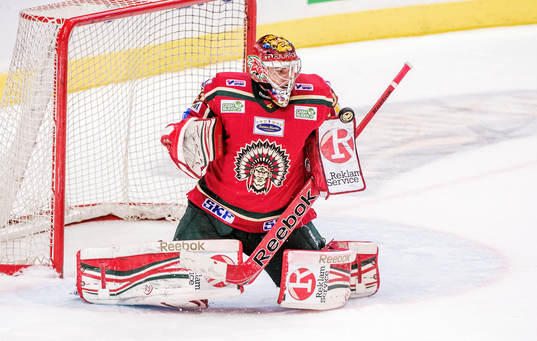Julius Hudacek, målvakt, Frölunda, räddar pucken med