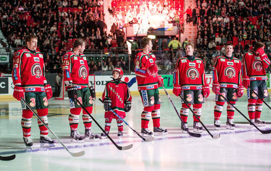 Frölunda lineup med matchens knatte
