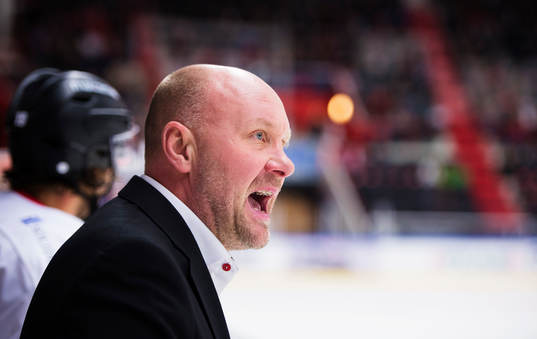 Peter Andersson, tränare Örebro, skriker åt domaren