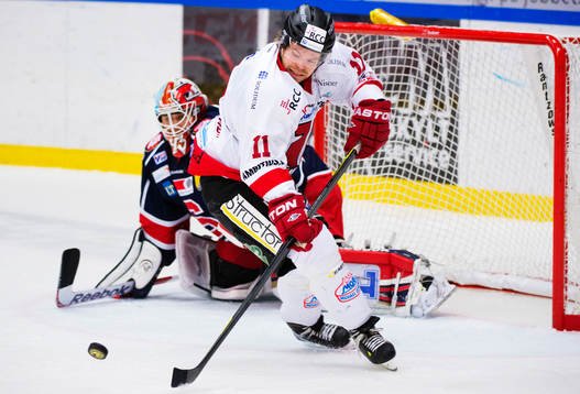 Thomas Enström, Örebro, tappar pucken framför mål