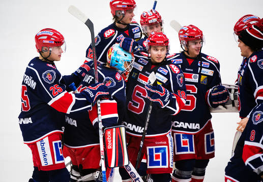 Sebastian Idoff, målvakt, Södertälje, kramas om