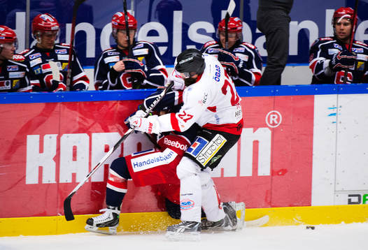 Damien Fleury, Södertälje, blir tacklad av Emil Kåberg,