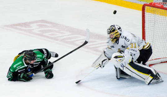 Straff, en Rögle-spelare fälls framför Daniel Larsson,