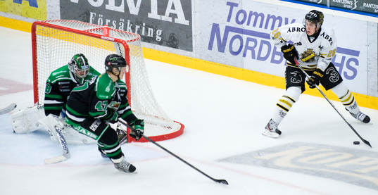 AIK hade svårt komma in i boxen, här Mattias Janmark, AIK