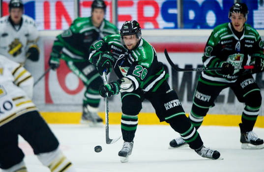 Jakob Johansson , Rögle skjuter iväg pucken