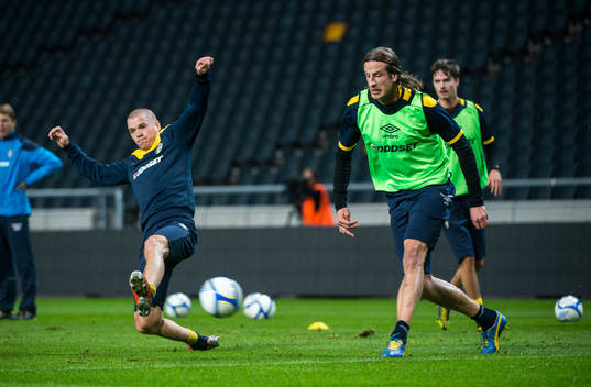 Samuel Holmén försöker täcka skott från Jonas Olsson