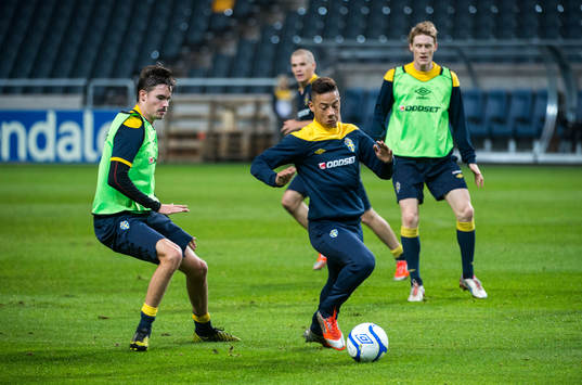 Mikael Lustig jagar Tobias Sana
