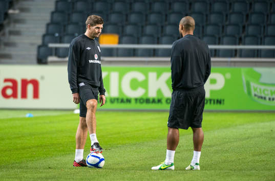 England tränar på Friends Arena. Steven Gerrard