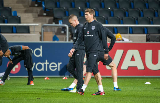 England tränar på Friends Arena. Steven Gerrard