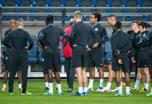 England tränar på Friends Arena. Glen Johnson