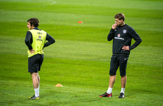 England tränar på Friends Arena. Leighton Baines och
