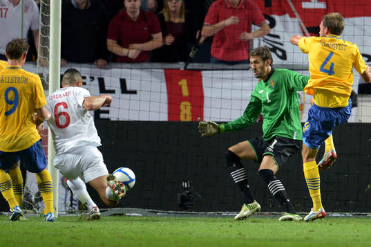 Steven Caulker, England, gör 1-2 bakom Andreas Isaksson,