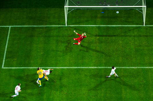 Zlatan Ibrahimovic, Sverige, skjuter in 1-0 bakom Joe Hart,