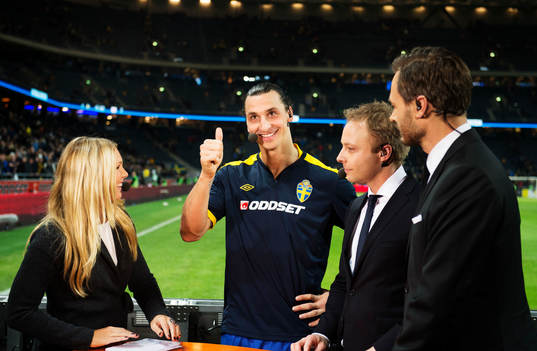 Zlatan Ibrahimovic, Sverige, ger tummen upp till de svenska