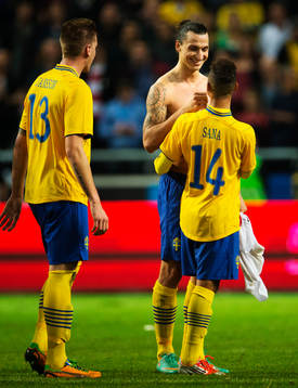 Zlatan Ibrahimovic nyper Tobias Sana, Sverige, på kinden