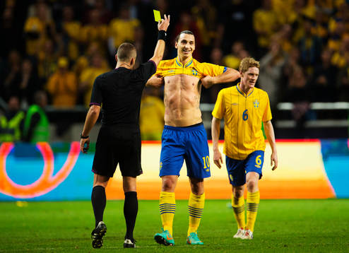 Zlatan Ibrahimovic, Sverige, får gult kort av Svein Oddvar