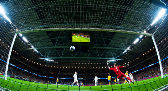 Zlatan Ibrahimovic, Sverige, skjuter in 1-0 bakom Joe Hart,