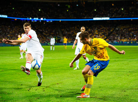 Steven Gerrard, England, täcker ett inlägg från